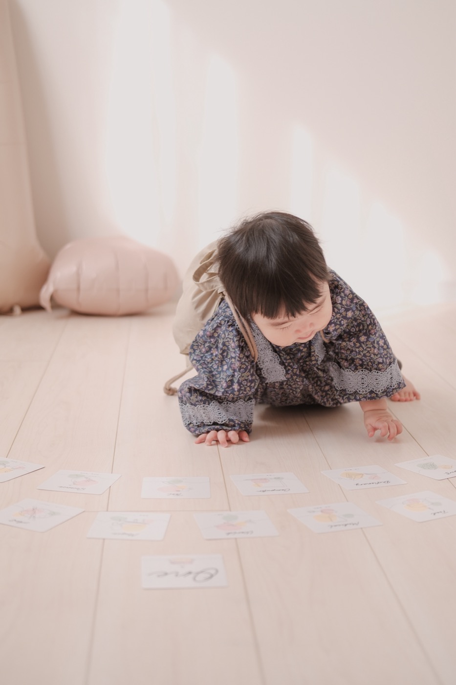 ハイハイする赤ちゃん