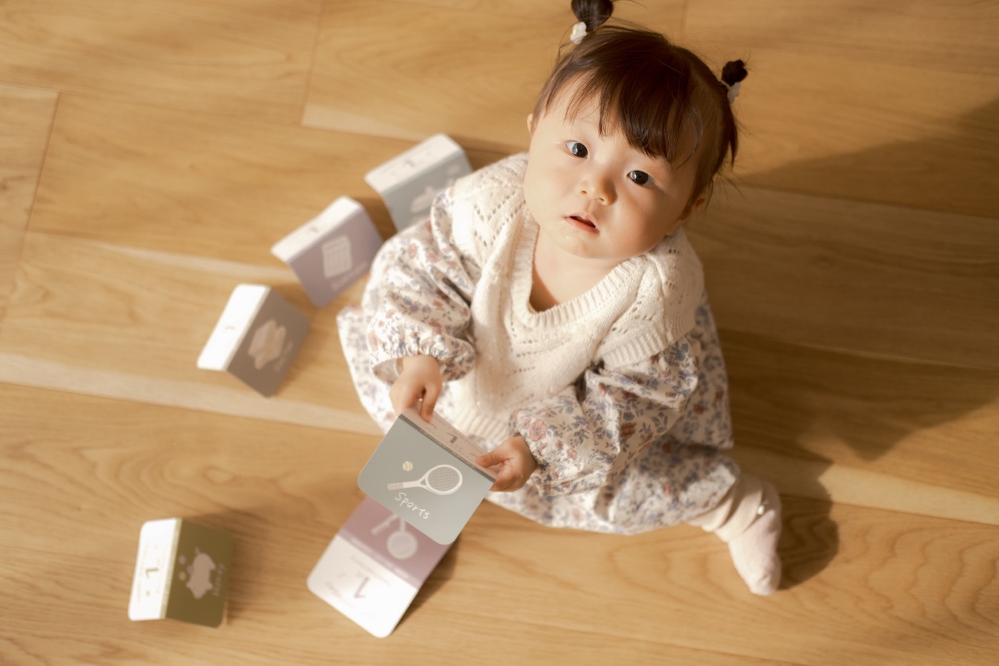 フラッシュカードで遊ぶ赤ちゃん