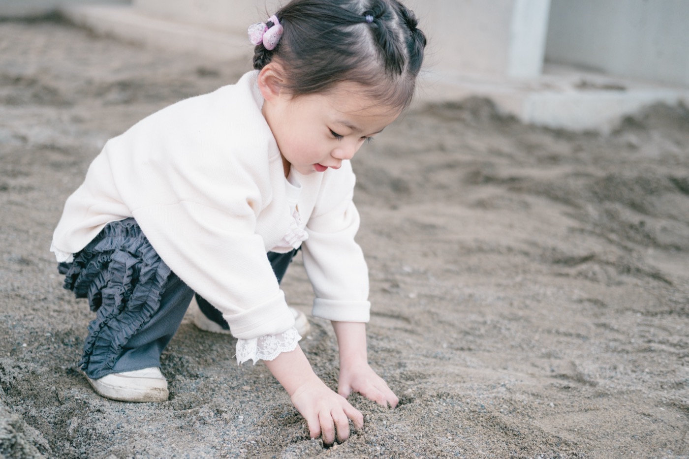 砂浜で遊ぶ女の子