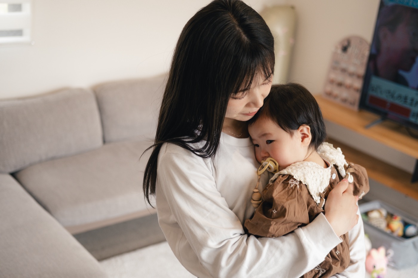 ママに抱っこされる赤ちゃん